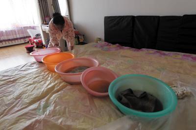 祁连楼上漏水，住户失联，小区没物管，业主维权难！律师来支招……